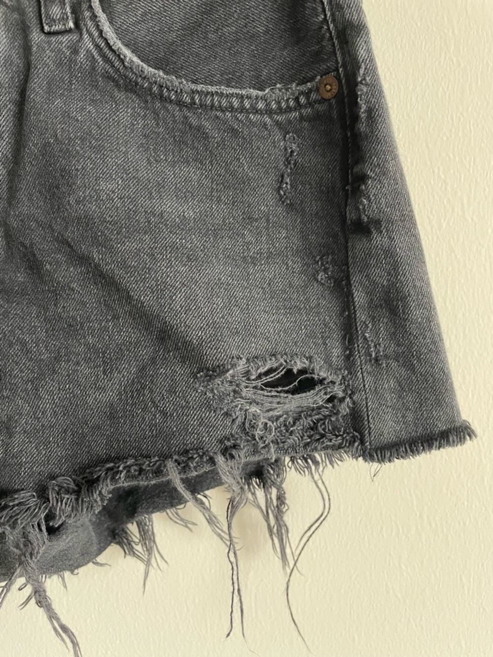 Agolde Parker black frayed distressed jean shorts jorts button fly high waist 26 - Picture 5 of 8